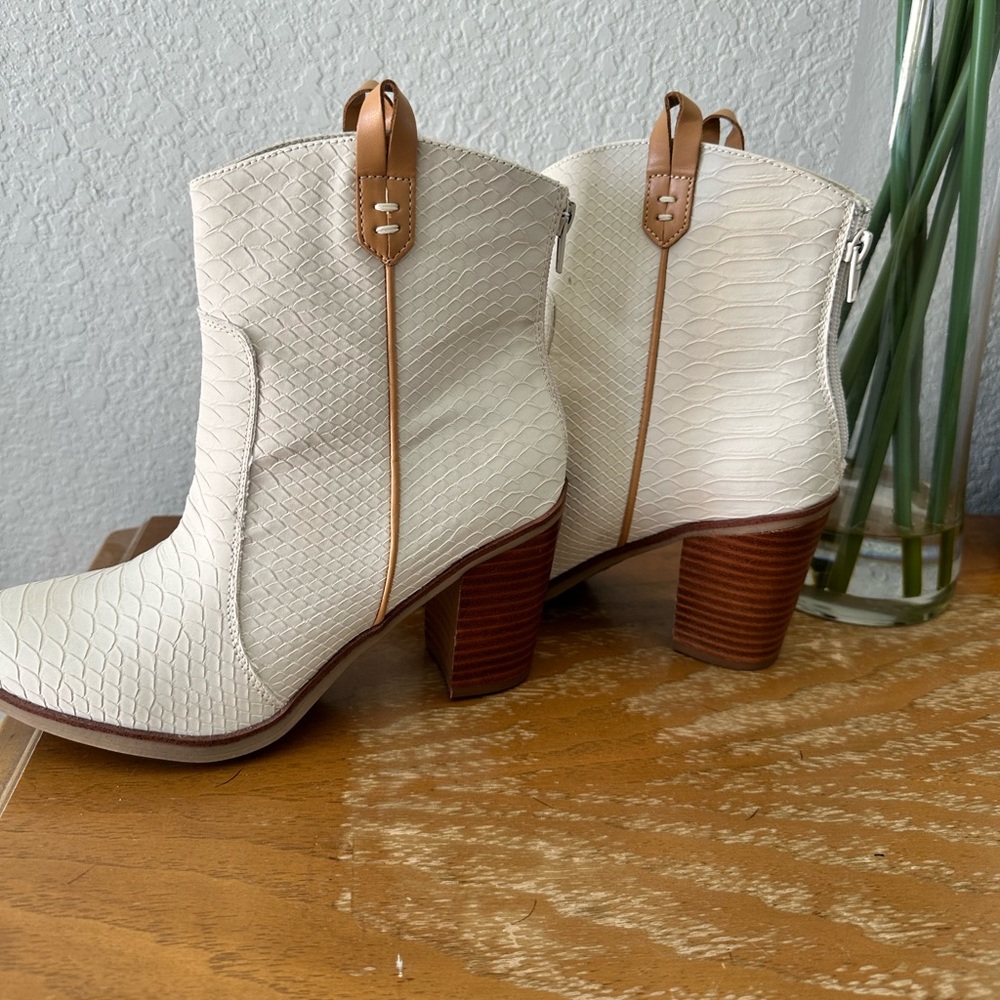 Women’s snakeskin cowboy boots